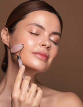 Cargar imagen en el visor de la galería, Roller Masaje Facial Antiedad de Cuarzo Rosa